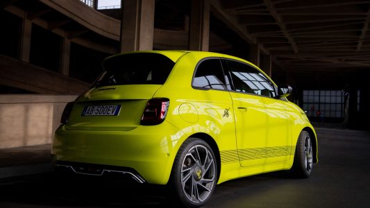 El Abarth 500e ya es oficial: el primer modelo eléctrico de la marca llega con 155 CV