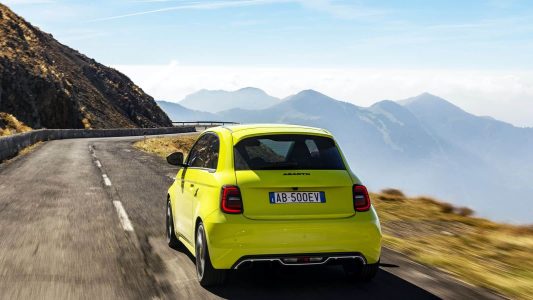 El Abarth 500e ya es oficial: el primer modelo eléctrico de la marca llega con 155 CV