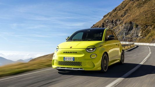 El Abarth 500e ya es oficial: el primer modelo eléctrico de la marca llega con 155 CV