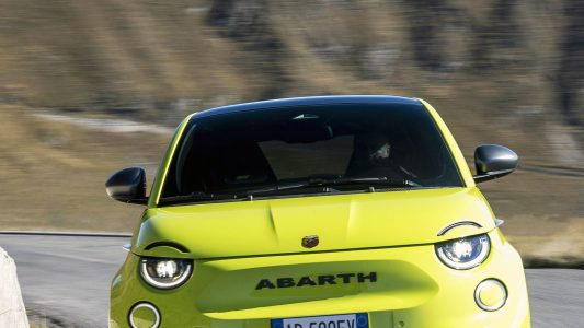 El Abarth 500e ya es oficial: el primer modelo eléctrico de la marca llega con 155 CV