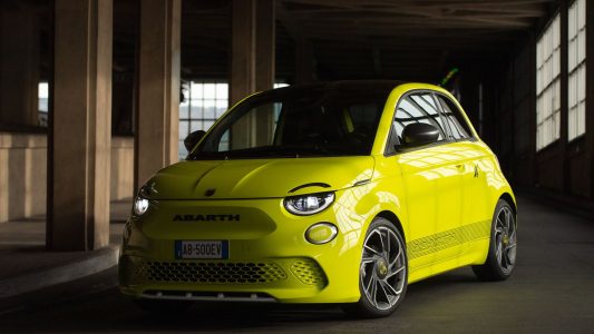 El Abarth 500e ya es oficial: el primer modelo eléctrico de la marca llega con 155 CV