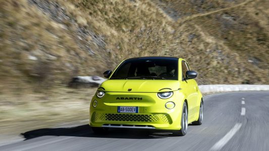 El Abarth 500e ya es oficial: el primer modelo eléctrico de la marca llega con 155 CV