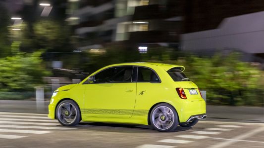 El Abarth 500e ya es oficial: el primer modelo eléctrico de la marca llega con 155 CV