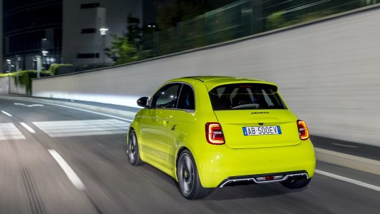 El Abarth 500e ya es oficial: el primer modelo eléctrico de la marca llega con 155 CV