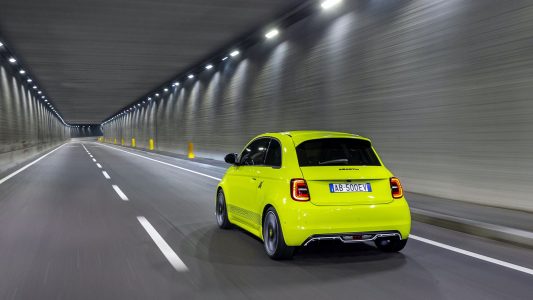 El Abarth 500e ya es oficial: el primer modelo eléctrico de la marca llega con 155 CV