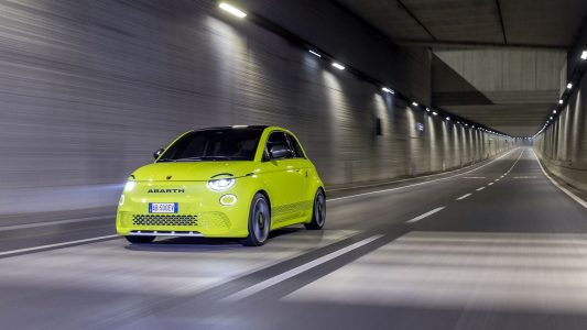 El Abarth 500e ya es oficial: el primer modelo eléctrico de la marca llega con 155 CV