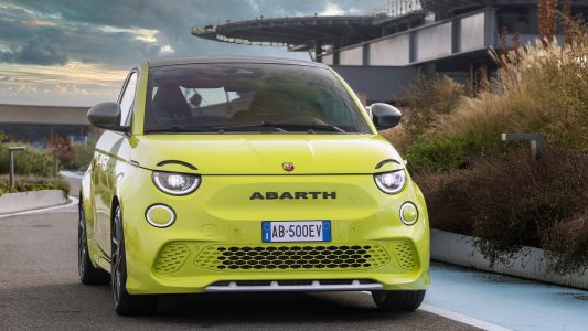 El Abarth 500e ya es oficial: el primer modelo eléctrico de la marca llega con 155 CV