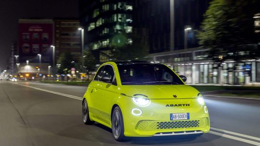 El Abarth 500e ya es oficial: el primer modelo eléctrico de la marca llega con 155 CV