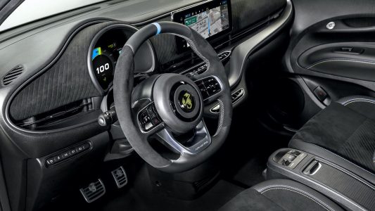 El Abarth 500e ya es oficial: el primer modelo eléctrico de la marca llega con 155 CV