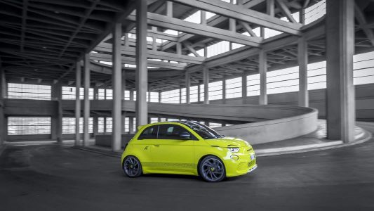 El Abarth 500e ya es oficial: el primer modelo eléctrico de la marca llega con 155 CV