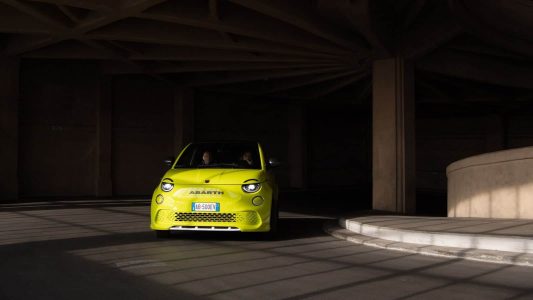 El Abarth 500e ya es oficial: el primer modelo eléctrico de la marca llega con 155 CV