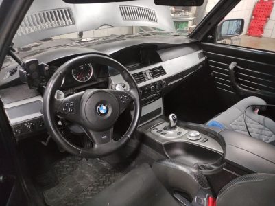 Este BMW E23 ha sufrido una espectacular transformación: ahora tiene el motor V10 de un BMW M5 E60