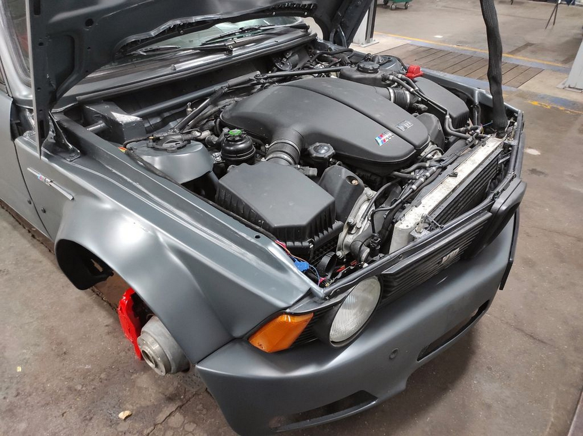 Este BMW E23 ha sufrido una espectacular transformación: ahora tiene el motor V10 de un BMW M5 E60