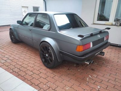 Este BMW E23 ha sufrido una espectacular transformación: ahora tiene el motor V10 de un BMW M5 E60