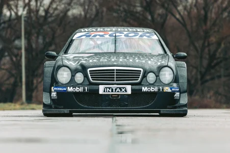 Este Mercedes-Benz CLK DTM del año 2000 va a salir a subasta y puede ser tuyo