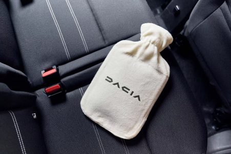 Así es como Dacia se ríe de las marcas con asientos calefactables por suscripción