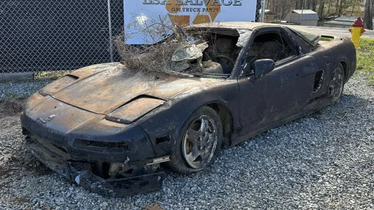 Este Acura NSX de 1990 ha estado sumergido en un río durante 20 años... y ahora volverá a la vida