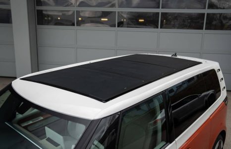 Extender la autonomía con un panel fotovoltaico en el techo: así es la idea de ABT para la Volkswagen ID. Buzz