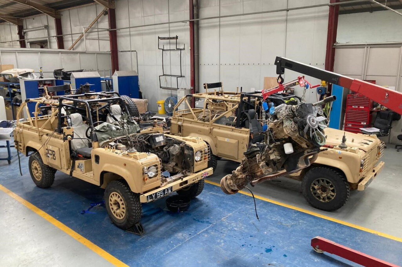 Los viejos Land Rover Defender del ejército británico dejarán atrás sus motores diésel: se transformarán en eléctricos puros