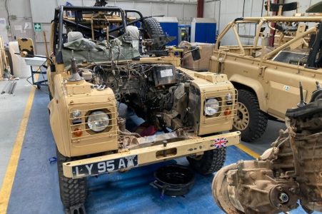 Los viejos Land Rover Defender del ejército británico dejarán atrás sus motores diésel: se transformarán en eléctricos puros