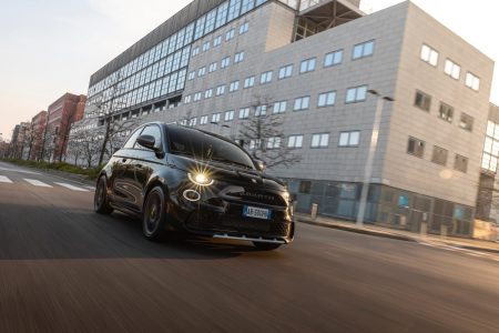 El Abarth 500e recibe las versiones Base y Turismo