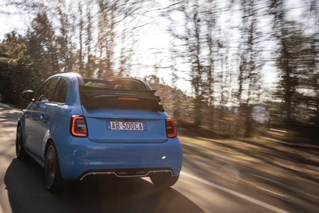 El Abarth 500e recibe las versiones Base y Turismo