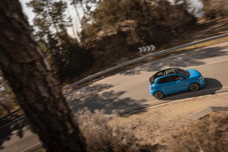 El Abarth 500e recibe las versiones Base y Turismo