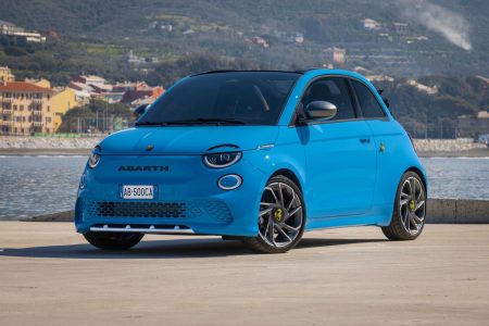 El Abarth 500e recibe las versiones Base y Turismo