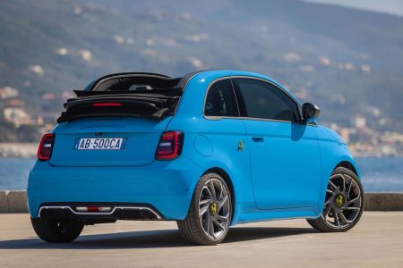 El Abarth 500e recibe las versiones Base y Turismo