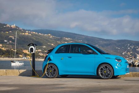 El Abarth 500e recibe las versiones Base y Turismo