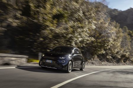 El Abarth 500e recibe las versiones Base y Turismo