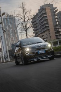 El Abarth 500e recibe las versiones Base y Turismo