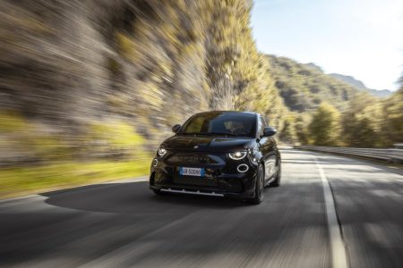 El Abarth 500e recibe las versiones Base y Turismo