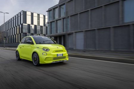 El Abarth 500e recibe las versiones Base y Turismo