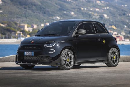 El Abarth 500e recibe las versiones Base y Turismo