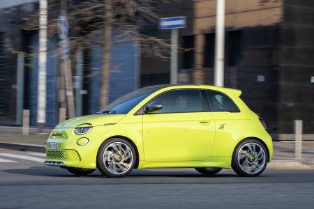 El Abarth 500e recibe las versiones Base y Turismo