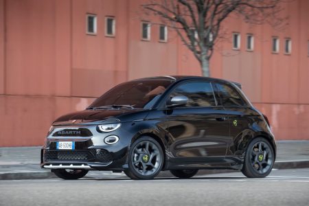 El Abarth 500e recibe las versiones Base y Turismo