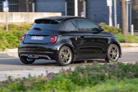 El Abarth 500e recibe las versiones Base y Turismo