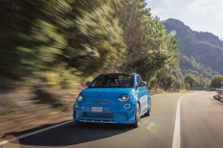 El Abarth 500e recibe las versiones Base y Turismo