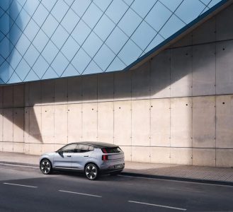 El Volvo EX30 es el nuevo SUV eléctrico asequible que arranca en los 36.000 euros