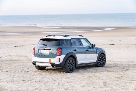 MINI Cooper S Countryman ALL4 Uncharted Edition: despedida multicolor