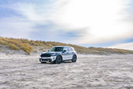 MINI Cooper S Countryman ALL4 Uncharted Edition: despedida multicolor