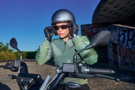 BMW ha creado unas gafas de sol para llevar un Head-Up display en tu moto: su precio es aún mejor