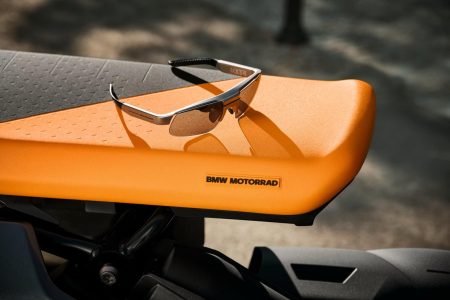 BMW ha creado unas gafas de sol para llevar un Head-Up display en tu moto: su precio es aún mejor