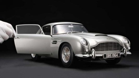 El Aston Martin DB5 Vantage cuesta 21.995 dólares... a escala 1:8