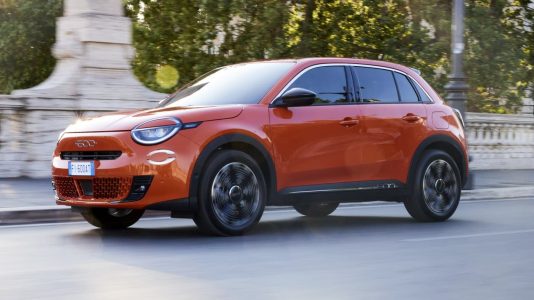 El Fiat 600 ya es oficial: crossover eléctrico con más de 400 kilómetros de autonomía