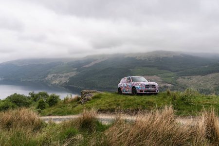 El MINI Countryman 2024 gana aptitudes fuera del asfalto: así lo demuestra