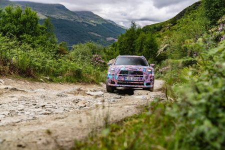 El MINI Countryman 2024 gana aptitudes fuera del asfalto: así lo demuestra