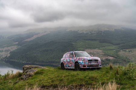 El MINI Countryman 2024 gana aptitudes fuera del asfalto: así lo demuestra