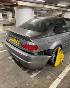 Este BMW M3 CSL lleva abandonado en un garaje británico más de 20 años: ¿qué historia esconde detrás?